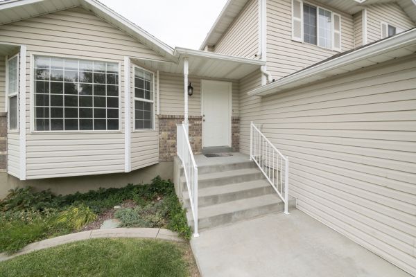Cost of White Vinyl Siding Replacement in Joplin